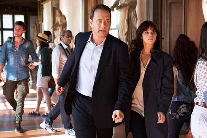 Tom Hanks y Felicity Jones, con cara de salvar el mundo, en ‘Inferno’.
