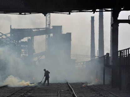 Un trabajador en la f&aacute;brica de coque de Avdiivka el pasado jueves. 
 