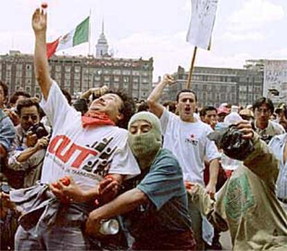 Un grupo de trabajadores mexicanos protestan, en mayo de 1995, por la crisis económica que vivía el país.