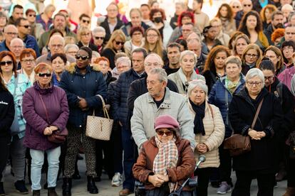 Vecinos de Santa Perpètua de la Mogoda (Barcelona) guardan un minuto de silencio por la mujer asesinada por su pareja, este martes.