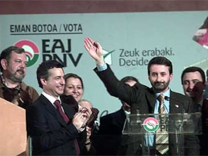 El presidente del PNV, Josu Jon Imaz, comparece ante los militantes nacionalistas tras el escrutinio.