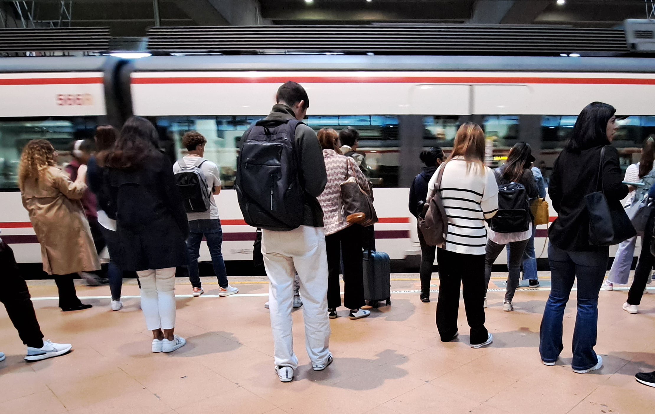 Usuarios de los trenes de Cercanías en la estación madrileña de Atocha.