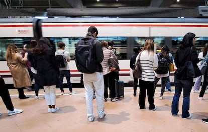 Usuarios de los trenes de Cercanías en la Estación de Atocha en Madrid.