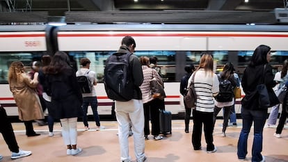 Usuarios de los trenes de Cercanías en la Estación de Atocha en Madrid, en octubre de 2023.
