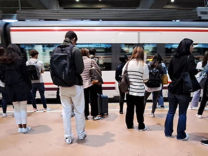 Usuarios de los trenes de Cercanías en la Estación de Atocha en Madrid, en octubre de 2023.