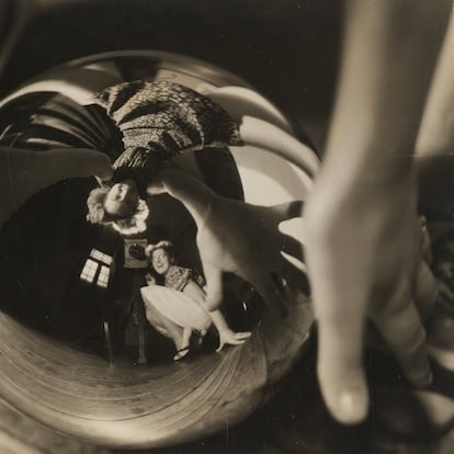  Autorretrato con Ursula, 1938.

Annemarie Heinrich/ National Gallery of Art, Washington, Alfred H. Moses and Fern M. Schad Fund.