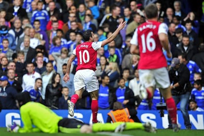 Cuando todo parecía indicar que el 'derbi' acabaría en tablas, ha vuelto a aparecer Van Persie, que ha aprovechado un resbalón de Terry para batir a placer a Cech. Y aún ha tenido tiempo de hacer el quinto, con un fortísimo disparo.