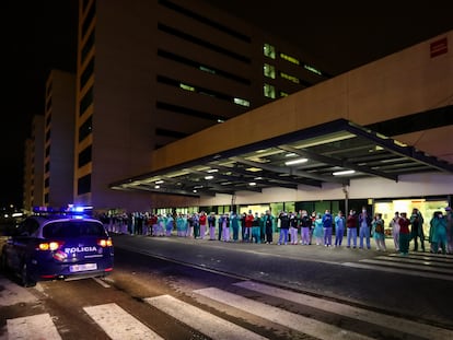 Homenaje a los servicios sanitarios y policías por su lucha contra el coronavirus en la puerta del Hospital de la Fe de Valencia.