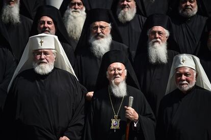 Los clérigos ortodoxos y el Patriarca Ecuménico Bartolomé I (1ª fila centro) posan en la iglesia ortodoxa griega de La Hagia Triada, en Estambul, durante el segundo día de reunión de la Jerarquía del trono ecuménico.