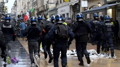 La policía francesa carga contra los manifestantes en el primer aniversario de los 'chalecos amarillos', en la ciudad de Burdeos.