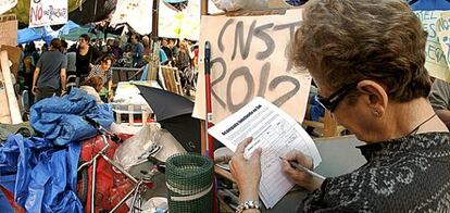 Una señora se adhierecertifica su apoyo a los manifestantes de Sol