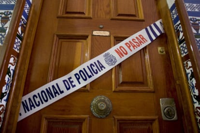 Puerta de la vivienda almeriense donde una joven boliviana fue hallada muerta con heridas de arma blanca