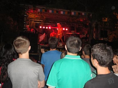 Un grupo de niños, entre el público que el sábado acudió al ‘strip-tease’ de Agulló.