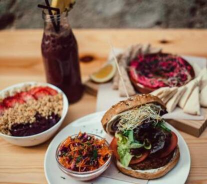 Hamburguesa vegana y bol de açaí em Almalibre (Valencia).