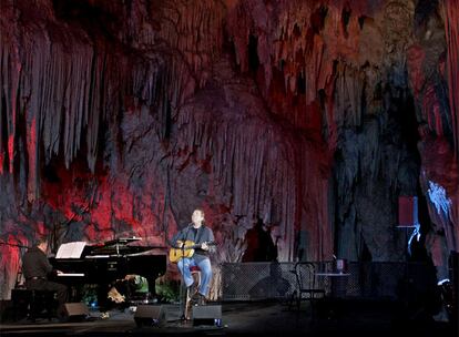 Joan Manuel Serrat, en el concierto que inaugur el Festival de la Cueva de Nerja.