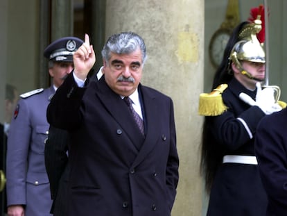 El que fuera primer ministro libanés Rafik Hariri abandona el palacio del Elíseo en París en 2001. (REUTERS/Xavier Lhospice).