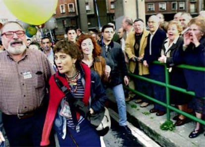 Los integrantes de la plataforma ¡Basta Ya! son increpados al incorporarse a la marcha