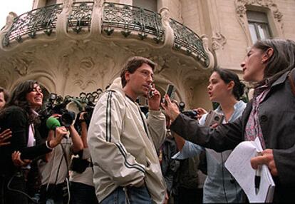 David Trueba charla ayer con los periodistas en el exterior de la SGAE.