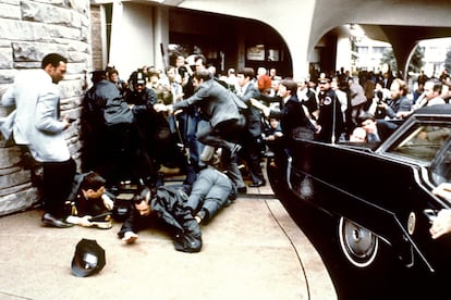 Imagen tomada por el fotógrafo de la Casa Blanca Mike Evens el 30 de marzo de 1981, en la que se ve a los agentes reducir a John Hinckley.