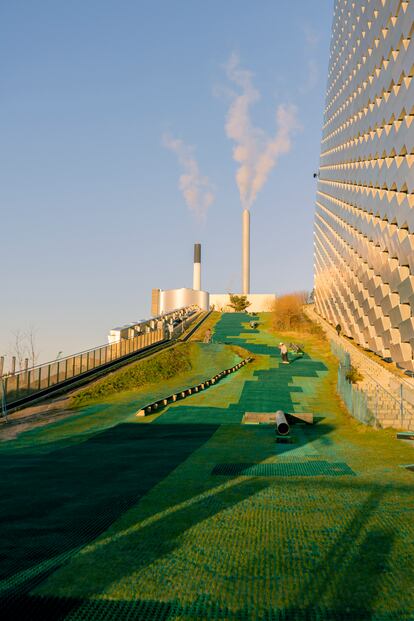 Pista artificial de esquí del proyecto Copenhill Rooftop Park, junto a una planta de conversión de residuos.