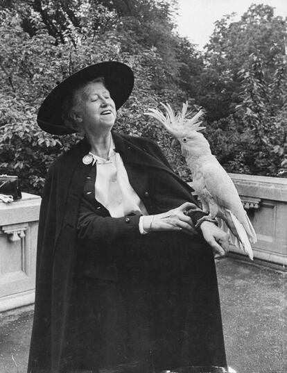 La poeta Marianne Moore, en el zoo del Bronx en 1954.