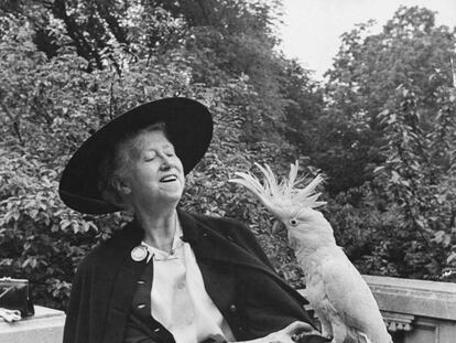 La poeta Marianne Moore, en el zoo del Bronx en 1954.