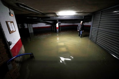 Vista del interior de un garaje, anegado de agua, en la localidad navarra de Villava, este viernes.