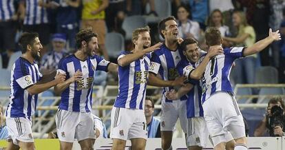 Los jugadores de la Real festejan uno de los goles ante el Madrid.