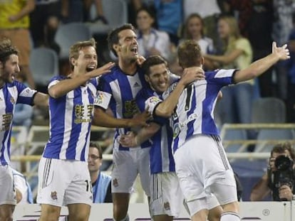 Los jugadores de la Real festejan uno de los goles ante el Madrid.