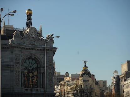 Fachada del Banco de España, en primer término, en Madrid.