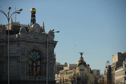 Fachada del Banco de España, en primer término, en Madrid.