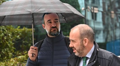 Francisco Martínez, con paraguas, sale de la Audiencia Nacional tras su primera comparecencia, el pasado enero.