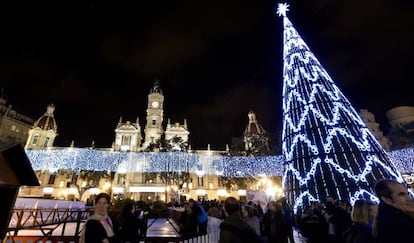 Las luces navideñas iluminan desde este viernes la plaza del Ayuntamiento de Valencia.