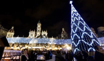 Las luces navideñas iluminan desde este viernes la plaza del Ayuntamiento de Valencia.