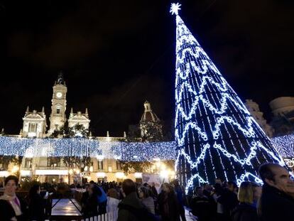 Las luces navideñas iluminan desde este viernes la plaza del Ayuntamiento de Valencia.