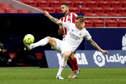 Koke pugna con Toni Kroos en un momento del partido.