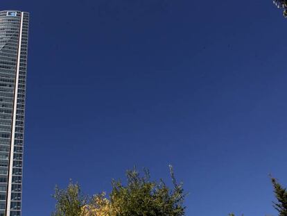 La policía desaloja Torre Espacio en Madrid por una falsa amenaza de bomba