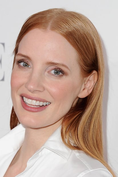 Además del color de ojos o la ropa, una de las maneras más sencillas de elegir un tono favorecedor para la mirada es tener en cuenta los tonos del cabello. Jessica Chastain lo tiene claro con este ligero 'smokey' en tonos marrones rojizos.