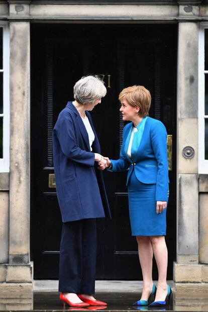 Theresa May se reúne con la primera ministra escocesa, Nicola Sturgeon, para comenzar las negociaciones del Brexit, en Bute House, Edimburgo el 15 de julio de 2016. Escocia siempre se ha mostrado a favor de la permanencia del Reino Unido en la UE.