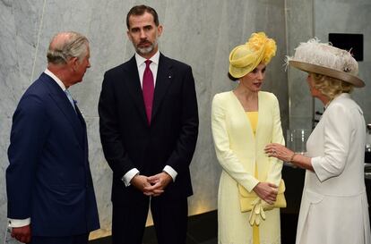 Los Reyes con el príncipe Carlos y Camilla.