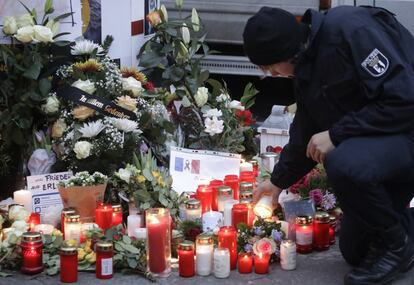 La canciller Angela Merkel, revelaba en la rueda de prensa ofrecida este martes que, "con la información disponible", todo apunta a que el atropello múltiple se debe a un "atentado terrorista". El Estado Islámico ha asumido la autoría del atentado. En la imagen, un policía enciende una vela como homenaje cerca de la escena del atentado, en Berlín.