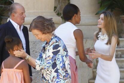 Los Reyes y la princesa Letizia intercambian saludos con Michelle Obama y su hija Sasha.