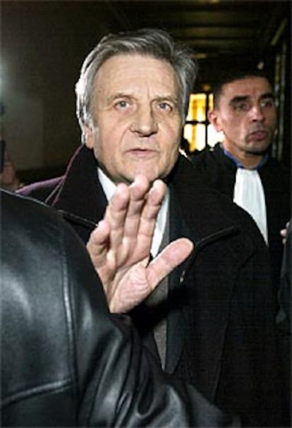 Trichet, a su llegada ayer al Palacio de Justicia de París.