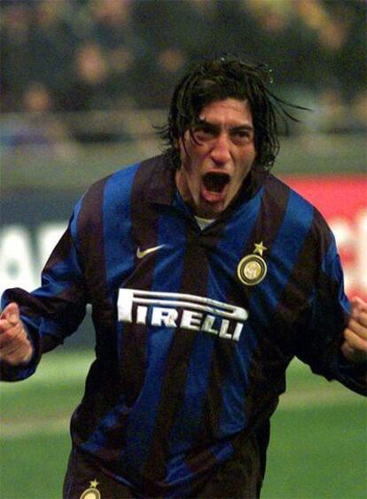 Zamorano festeja un gol en su etapa con el Inter.