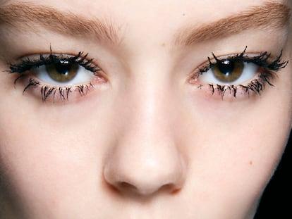 Está pasando: se llevan las pestañas apelotonadas y con grumos
