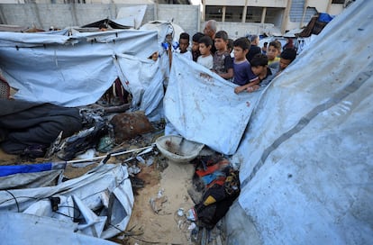 Niños palestinos observan una tienda bombardeada durante la madrugada en Ciudad de Gaza. 