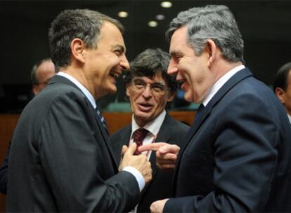 El presidente José Luis Rodríguez Zapatero bromea con el primer ministro británico Gordon Brown en un momento de descanso de la cumbre del Consejo Europeo.