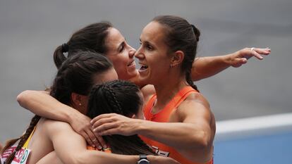 Las relevistas españolas del 4x100 se abrazan tras clasificarse para la final.