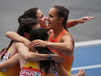 Las relevistas españolas del 4x100 se abrazan tras clasificarse para la final.