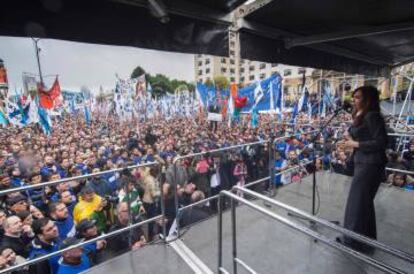 Cristina Fernández de Kirchner discursa diante de uma multidão.